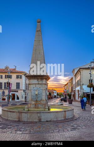 Saint Maximin, France - 1 octobre 2023 : Fontaine sur la place de Saint Maximin la Sainte Baume. Heure du coucher du soleil. Banque D'Images