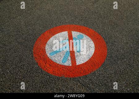 pas de personnes non autorisées, interdiction pour les piétons, pour le passage ou le transit de personnes à pied, tirés sur l'asphalte. Banque D'Images