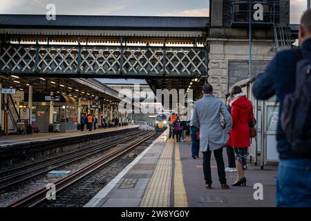 Exeter, Royaume-Uni - 25 novembre 2023 : Exeter St Davids train navette tôt le matin, train Hitachi IET approchant de la plate-forme 5 Banque D'Images