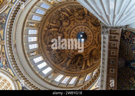 Londres, Royaume-Uni - 25 novembre 2023 : l'intérieur du dôme de la cathédrale St Pauls. Les peintures sont l'œuvre de James Thornhill, achevée en 1719. Les huit scen Banque D'Images