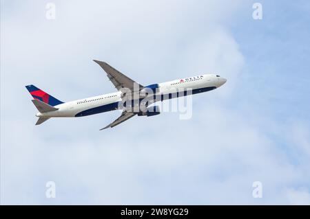 Le Boeing 767-432ER de Delta Air Lines immatriculé N836MH décolle de l'aéroport international Harry Reid. Banque D'Images