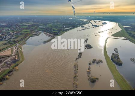 Vue aérienne de la situation des inondations au nouvel estuaire de l'Emscher dans le Rhin, la laisse des hautes eaux le 23.11. Est d'environ 30 cm plus bas que mardi. EPPI Banque D'Images