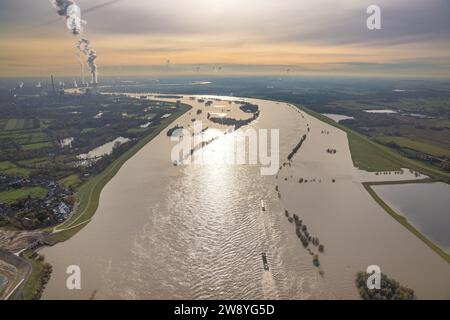 Vue aérienne de la situation des inondations au nouvel estuaire de l'Emscher dans le Rhin, la laisse des hautes eaux le 23.11. Est d'environ 30 cm plus bas que mardi. EPPI Banque D'Images