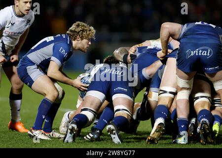 22 décembre 2023 ; Salford Community Stadium, Salford, Lancashire, Angleterre; Gallagher Premiership Rugby, sale Sharks versus Saracens ; Gus Warr of sale Sharks alimente la mêlée crédit : action plus Sports Images/Alamy Live News Banque D'Images