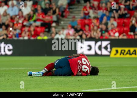 Adélaïde, Australie. 22 décembre 2023. Adélaïde, Australie, le 22 décembre 2023 : Nestory Irankunda (66 Adelaide United) est blessé lors du match d'Isuzu Ute A-League Men entre Adelaide United et Newcastle Jets au Coopers Stadium d'Adélaïde, Australie. (NOE lamas/SPP) crédit : SPP Sport Press photo. /Alamy Live News Banque D'Images