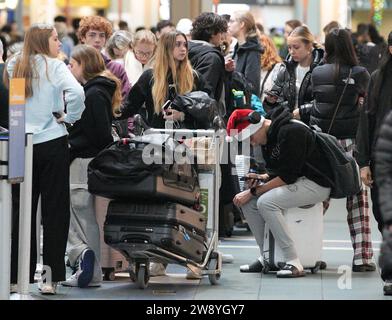 Richmond, Canada. 22 décembre 2023. Les passagers attendent de s'enregistrer à l'aéroport international de Vancouver à Richmond, Colombie-Britannique, Canada, le 22 décembre 2023. Le vendredi a été marqué comme le jour de voyage le plus achalandé de la saison des fêtes, selon l’Administration de l’aéroport international de Vancouver. Crédit : Liang Sen/Xinhua/Alamy Live News Banque D'Images