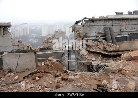 Kiev, Ukraine. 22 décembre 2023. KIEV, UKRAINE - 22 DÉCEMBRE 2023 - un immeuble d'appartements sur l'avenue Lobanovskyi détruit par la chute de débris de drones russes lors de l'attaque nocturne de Kiev, capitale de l'Ukraine crédit : UKRINFORM/Alamy Live News Banque D'Images