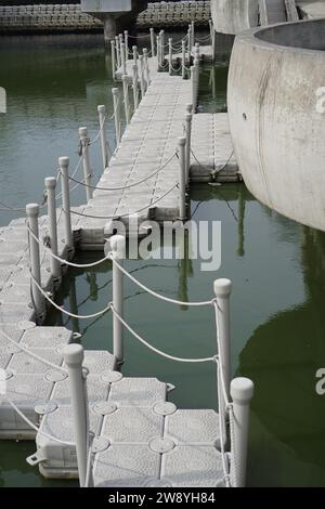 vue de dessus du pont flottant sur la rive de la rivière Banque D'Images