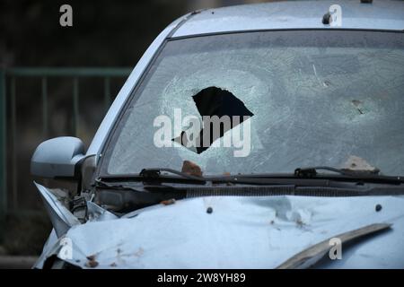 Kiev, Ukraine. 22 décembre 2023. KIEV, UKRAINE - 22 DÉCEMBRE 2023 - Une voiture écrasée par des débris de drones russes dans le district de Solomyansky après l'attaque nocturne de Kiev, capitale de l'Ukraine crédit : UKRINFORM/Alamy Live News Banque D'Images