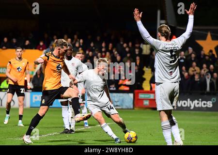 Michael Morrison (5 Cambridge United) défie Ilmari Niskanen (14 Exeter City) lors du match Sky Bet League 1 entre Cambridge United et Exeter City au R Costing Abbey Stadium, Cambridge le vendredi 22 décembre 2023. (Photo : Kevin Hodgson | MI News) crédit : MI News & Sport / Alamy Live News Banque D'Images