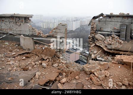 Kiev, Ukraine. 22 décembre 2023. KIEV, UKRAINE - 22 DÉCEMBRE 2023 - un immeuble d'appartements sur l'avenue Lobanovskyi détruit par la chute de débris de drones russes lors de l'attaque nocturne de Kiev, capitale de l'Ukraine crédit : UKRINFORM/Alamy Live News Banque D'Images