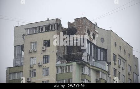 Kiev, Ukraine. 22 décembre 2023. KIEV, UKRAINE - 22 DÉCEMBRE 2023 - un immeuble d'appartements sur l'avenue Lobanovskyi détruit par la chute de débris de drones russes lors de l'attaque nocturne de Kiev, capitale de l'Ukraine crédit : UKRINFORM/Alamy Live News Banque D'Images