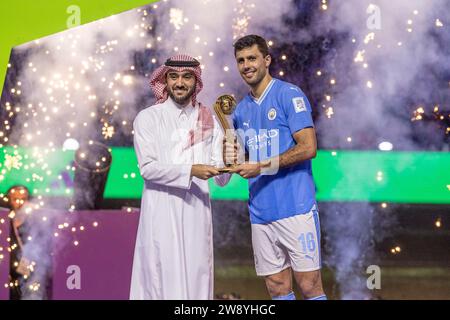 Jeddah, Arabie saoudite. 22 décembre 2023. Roi Abdullah Sports City Prince d'Arabie Saoudite Abdulaziz bin Turki Al Saud également connu sous le nom Abdulaziz bin Turki Al Faisal présente le ballon d'or après la fin de la coupe du monde des clubs de la FIFA 2023 entre Manchester City et Fluminense au King Abdullah Sports City, Djeddah, Arabie Saoudite. (Richard Callis/SPP) crédit : SPP Sport Press photo. /Alamy Live News Banque D'Images