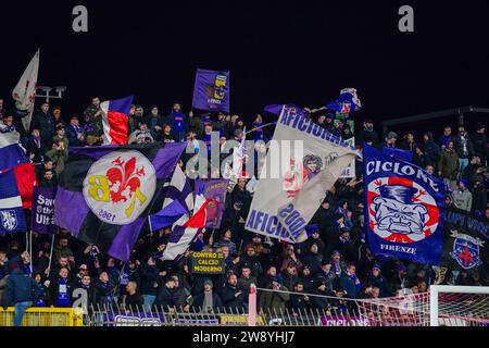 Monza, Italie. 22 décembre 2023. Les supporters de ACF Fiorentina pendant AC Monza vs ACF Fiorentina, match de football italien Serie A à Monza, Italie, décembre 22 2023 crédit : Agence de photo indépendante/Alamy Live News Banque D'Images