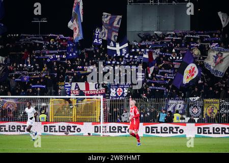 Monza, Italie. 22 décembre 2023. Les supporters de ACF Fiorentina pendant AC Monza vs ACF Fiorentina, match de football italien Serie A à Monza, Italie, décembre 22 2023 crédit : Agence de photo indépendante/Alamy Live News Banque D'Images