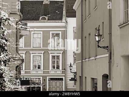 Architecture de Tallinn. Maisons anciennes de la rue médiévale d'Europe, image tonifiante Banque D'Images