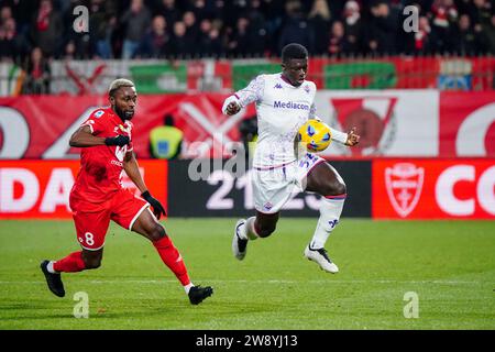 Monza, Italie. 22 décembre 2023. Alfred Duncan (ACF Fiorentina) lors du championnat italien Serie A match de football entre AC Monza et ACF Fiorentina le 22 décembre 2023 au stade U-Power de Monza, Italie - photo Morgese-Rossini/DPPI crédit : DPPI Media/Alamy Live News Banque D'Images