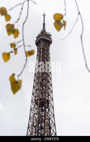 Automne au sommet de la Tour Eiffel à Paris - France Banque D'Images