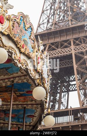 Carrousel de la Tour Eiffel en automne sous la pluie à Paris - France Banque D'Images