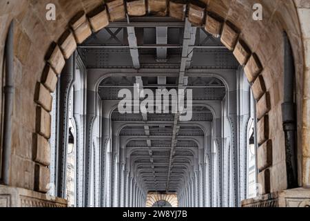 Perspective horizontale de la structure du pont de Bir Hakeim à Paris - France Banque D'Images