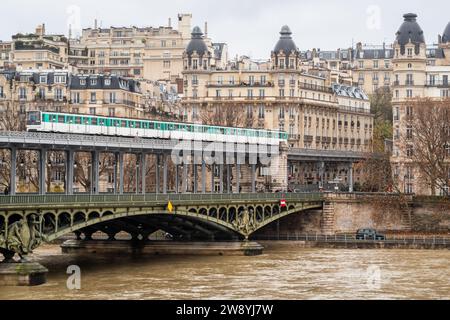 Ancienne ligne de métro 6 sur le viaduc Passy du pont de Bir Hakeim à Paris - France Banque D'Images