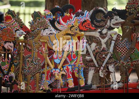 Spectacle de marionnettes d'ombre (wayang krucil). Wayang krucil est un wayang originaire de Kediri, Java oriental Banque D'Images