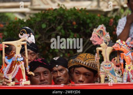 Spectacle de marionnettes d'ombre (wayang krucil). Wayang krucil est un wayang originaire de Kediri, Java oriental Banque D'Images