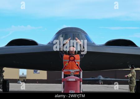 Le sergent-maître principal de l'US Air Force à la retraite Keith Meadows marshale le bombardier furtif B-2 Spirit à la base aérienne de Whiteman, Missouri, le 15 décembre 2023. En tant que sergent d'état-major à l'époque, Keith était le premier chef d'équipage à rassembler le B-2 30 il y a quelques années quand il est arrivé à Whiteman AFB. (Photo de l'US Air Force par l'aviateur de 1e classe Matthew S. Domingos) Banque D'Images