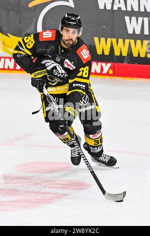 Eishockey - DEL 2 : Krefeld Pinguine vs Kassel Huskies am 22.12.2023 in der Yayla-Arena in Krefeld Krefelds Lucas Lessio (Nr.38) Foto : osnapix Banque D'Images