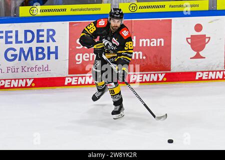 Eishockey - DEL 2 : Krefeld Pinguine vs Kassel Huskies am 22.12.2023 in der Yayla-Arena in Krefeld Krefelds Lucas Lessio (Nr.38) Foto : osnapix Banque D'Images