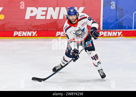 Eishockey - DEL 2 : Krefeld Pinguine vs Kassel Huskies am 22.12.2023 in der Yayla-Arena in Krefeld Kassels Steven Seigo (Nr.49) Foto : osnapix Banque D'Images