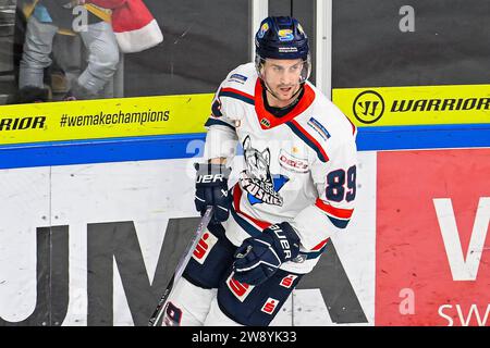 Eishockey - DEL 2 : Krefeld Pinguine vs Kassel Huskies am 22.12.2023 in der Yayla-Arena in Krefeld Kassels Hans Detsch (Nr.89) Foto : osnapix Banque D'Images