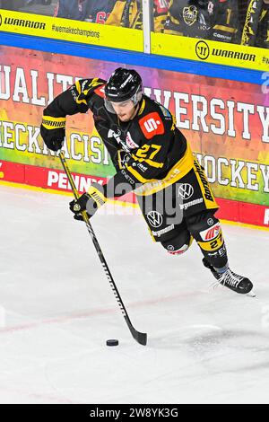 Eishockey - DEL 2 : Krefeld Pinguine vs Kassel Huskies am 22.12.2023 in der Yayla-Arena in Krefeld Krefelds David Trinkberger (Nr.27) Foto : osnapix Banque D'Images