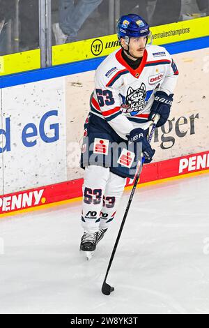 Eishockey - DEL 2 : Krefeld Pinguine vs Kassel Huskies am 22.12.2023 in der Yayla-Arena in Krefeld Kassels Max Faber (Nr.63) Foto : osnapix Banque D'Images