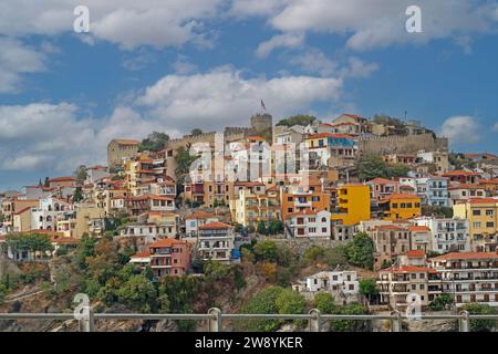 Maisons résidentielles avec des façades colorées sur une colline dans la ville grecque Kavala Banque D'Images