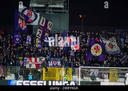 Monza, Italie. 22 décembre 2023. Supporters de ACF Fiorentina, lors de AC Monza v ACF Fiorentina, Serie A, au stade Giuseppe Meazza. Crédit : Alessio Morgese/Alessio Morgese / Emage / Alamy Live News Banque D'Images