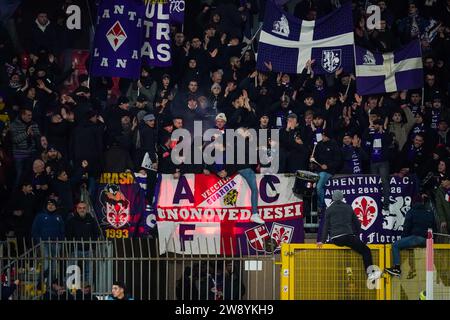 Monza, Italie. 22 décembre 2023. Supporters de ACF Fiorentina, lors de AC Monza v ACF Fiorentina, Serie A, au stade Giuseppe Meazza. Crédit : Alessio Morgese/Alessio Morgese / Emage / Alamy Live News Banque D'Images