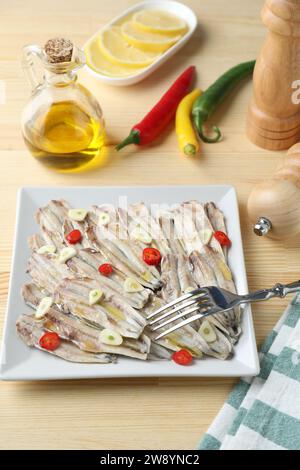 Anchois marinés savoureux servis sur une table en bois Banque D'Images