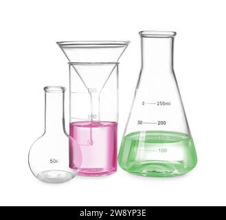 Différents types de verrerie de laboratoire avec des liquides colorés isolés sur du blanc Banque D'Images