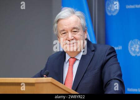 Nations Unies, New York, Etats-Unis, 22 décembre 2023 - le Secrétaire général Antonio Guterres informe les journalistes de la situation à Gaza aujourd'hui au Siège des Nations Unies à New York. Photo : Luiz Rampelotto/EuropaNewswire usage éditorial uniquement. Non destiné à UN USAGE commercial ! Crédit : dpa Picture alliance/Alamy Live News Banque D'Images