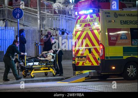 Birmingham 22 décembre 2023 - Revellers a pris à Birmingham le Mad Friday qui va également sous le nom Black Eye Friday. Les groupes de travail battaient leur plein alors que les entreprises fermaient pour les vacances de Noël le vendredi 22 décembre. Beaucoup ont été vus marcher le long de la tristement célèbre bande de discothèque Broad Street de la ville dans des tenues colorées. Un groupe de 3 garçons portaient des costumes de Noël, l'un étant un motif de chat de Noël. Deux hommes ont également été repérés à un arrêt de tram ayant une tussle avec l'un tenant un autre dans une serrure de tête. La police a inondé la zone en patrouillant dans des fourgonnettes prêtes à toute perturbation. Un conducteur a été vu illégal Banque D'Images