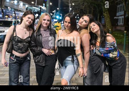 Birmingham 22 décembre 2023 - Revellers a pris à Birmingham le Mad Friday qui va également sous le nom Black Eye Friday. Les groupes de travail battaient leur plein alors que les entreprises fermaient pour les vacances de Noël le vendredi 22 décembre. Beaucoup ont été vus marcher le long de la tristement célèbre bande de discothèque Broad Street de la ville dans des tenues colorées. Un groupe de 3 garçons portaient des costumes de Noël, l'un étant un motif de chat de Noël. Deux hommes ont également été repérés à un arrêt de tram ayant une tussle avec l'un tenant un autre dans une serrure de tête. La police a inondé la zone en patrouillant dans des fourgonnettes prêtes à toute perturbation. Un conducteur a été vu illégal Banque D'Images