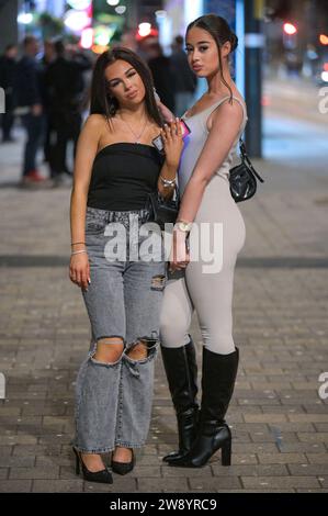 Birmingham 22 décembre 2023 - Revellers a pris à Birmingham le Mad Friday qui va également sous le nom Black Eye Friday. Les groupes de travail battaient leur plein alors que les entreprises fermaient pour les vacances de Noël le vendredi 22 décembre. Beaucoup ont été vus marcher le long de la tristement célèbre bande de discothèque Broad Street de la ville dans des tenues colorées. Un groupe de 3 garçons portaient des costumes de Noël, l'un étant un motif de chat de Noël. Deux hommes ont également été repérés à un arrêt de tram ayant une tussle avec l'un tenant un autre dans une serrure de tête. La police a inondé la zone en patrouillant dans des fourgonnettes prêtes à toute perturbation. Un conducteur a été vu illégal Banque D'Images
