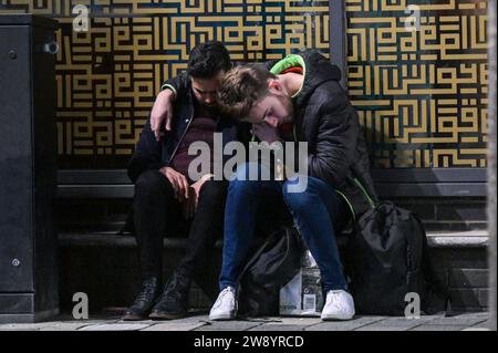 Birmingham 22 décembre 2023 - Revellers a pris à Birmingham le Mad Friday qui va également sous le nom Black Eye Friday. Les groupes de travail battaient leur plein alors que les entreprises fermaient pour les vacances de Noël le vendredi 22 décembre. Beaucoup ont été vus marcher le long de la tristement célèbre bande de discothèque Broad Street de la ville dans des tenues colorées. Un groupe de 3 garçons portaient des costumes de Noël, l'un étant un motif de chat de Noël. Deux hommes ont également été repérés à un arrêt de tram ayant une tussle avec l'un tenant un autre dans une serrure de tête. La police a inondé la zone en patrouillant dans des fourgonnettes prêtes à toute perturbation. Un conducteur a été vu illégal Banque D'Images