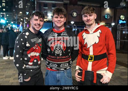 Birmingham 22 décembre 2023 - Revellers a pris à Birmingham le Mad Friday qui va également sous le nom Black Eye Friday. Les groupes de travail battaient leur plein alors que les entreprises fermaient pour les vacances de Noël le vendredi 22 décembre. Beaucoup ont été vus marcher le long de la tristement célèbre bande de discothèque Broad Street de la ville dans des tenues colorées. Un groupe de 3 garçons portaient des costumes de Noël, l'un étant un motif de chat de Noël. Deux hommes ont également été repérés à un arrêt de tram ayant une tussle avec l'un tenant un autre dans une serrure de tête. La police a inondé la zone en patrouillant dans des fourgonnettes prêtes à toute perturbation. Un conducteur a été vu illégal Banque D'Images