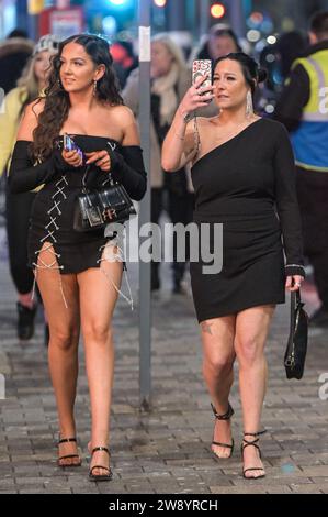 Birmingham 22 décembre 2023 - Revellers a pris à Birmingham le Mad Friday qui va également sous le nom Black Eye Friday. Les groupes de travail battaient leur plein alors que les entreprises fermaient pour les vacances de Noël le vendredi 22 décembre. Beaucoup ont été vus marcher le long de la tristement célèbre bande de discothèque Broad Street de la ville dans des tenues colorées. Un groupe de 3 garçons portaient des costumes de Noël, l'un étant un motif de chat de Noël. Deux hommes ont également été repérés à un arrêt de tram ayant une tussle avec l'un tenant un autre dans une serrure de tête. La police a inondé la zone en patrouillant dans des fourgonnettes prêtes à toute perturbation. Un conducteur a été vu illégal Banque D'Images