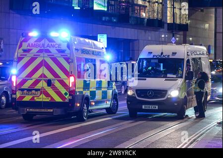 Birmingham 22 décembre 2023 - Revellers a pris à Birmingham le Mad Friday qui va également sous le nom Black Eye Friday. Les groupes de travail battaient leur plein alors que les entreprises fermaient pour les vacances de Noël le vendredi 22 décembre. Beaucoup ont été vus marcher le long de la tristement célèbre bande de discothèque Broad Street de la ville dans des tenues colorées. Un groupe de 3 garçons portaient des costumes de Noël, l'un étant un motif de chat de Noël. Deux hommes ont également été repérés à un arrêt de tram ayant une tussle avec l'un tenant un autre dans une serrure de tête. La police a inondé la zone en patrouillant dans des fourgonnettes prêtes à toute perturbation. Un conducteur a été vu illégal Banque D'Images