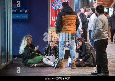 Birmingham 22 décembre 2023 - Revellers a pris à Birmingham le Mad Friday qui va également sous le nom Black Eye Friday. Les groupes de travail battaient leur plein alors que les entreprises fermaient pour les vacances de Noël le vendredi 22 décembre. Beaucoup ont été vus marcher le long de la tristement célèbre bande de discothèque Broad Street de la ville dans des tenues colorées. Un groupe de 3 garçons portaient des costumes de Noël, l'un étant un motif de chat de Noël. Deux hommes ont également été repérés à un arrêt de tram ayant une tussle avec l'un tenant un autre dans une serrure de tête. La police a inondé la zone en patrouillant dans des fourgonnettes prêtes à toute perturbation. Un conducteur a été vu illégal Banque D'Images