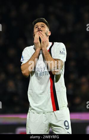 Salerne, Italie. 22 décembre 2023. Olivier Giroud de l'AC Milan réagit avec déception lors du match de Serie A entre le SS Lazio et le FC Internazionale au Stadio Olimpico à Rome, Italie, le 17 décembre 2023. Crédit : Nicola Ianuale/Alamy Live News Banque D'Images