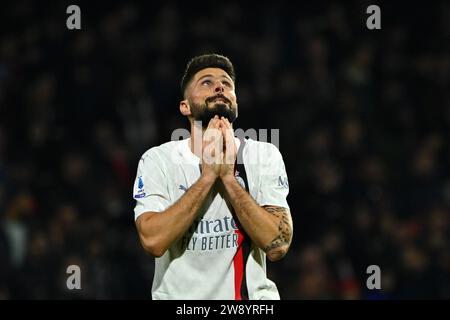 Salerne, Italie. 22 décembre 2023. Olivier Giroud de l'AC Milan réagit avec déception lors du match de Serie A entre le SS Lazio et le FC Internazionale au Stadio Olimpico à Rome, Italie, le 17 décembre 2023. Crédit : Nicola Ianuale/Alamy Live News Banque D'Images